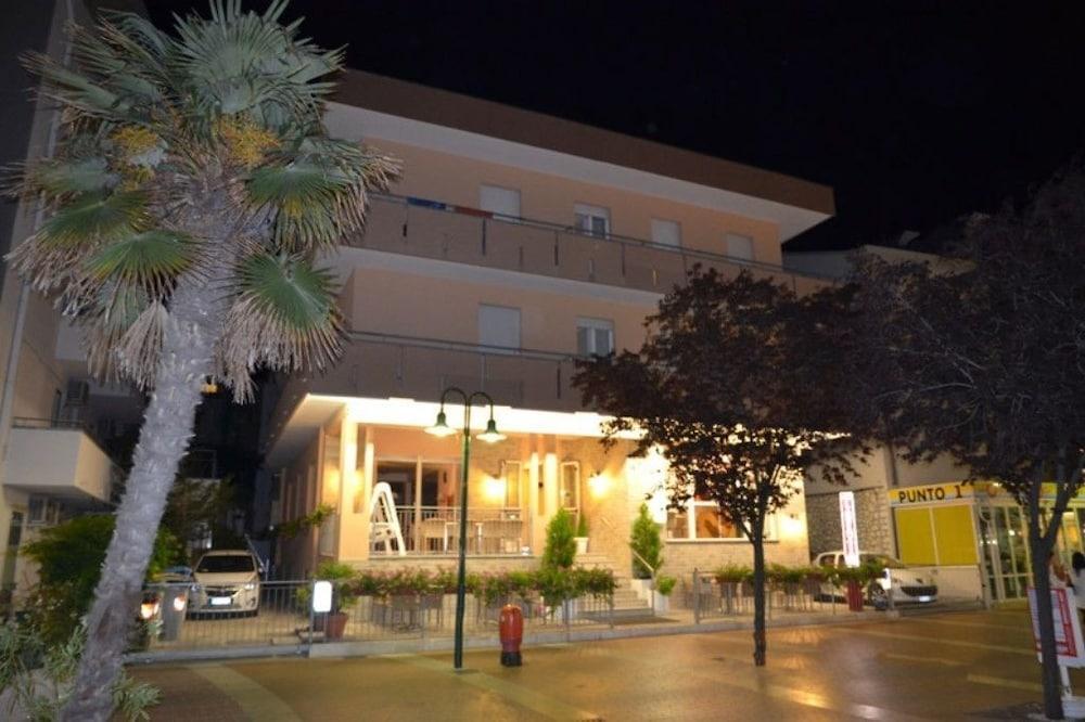 Albergo Larenzia Cattolica Luaran gambar
