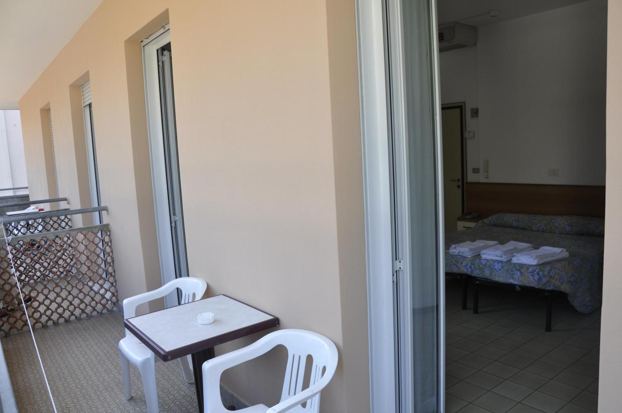 Albergo Larenzia Cattolica Bilik gambar