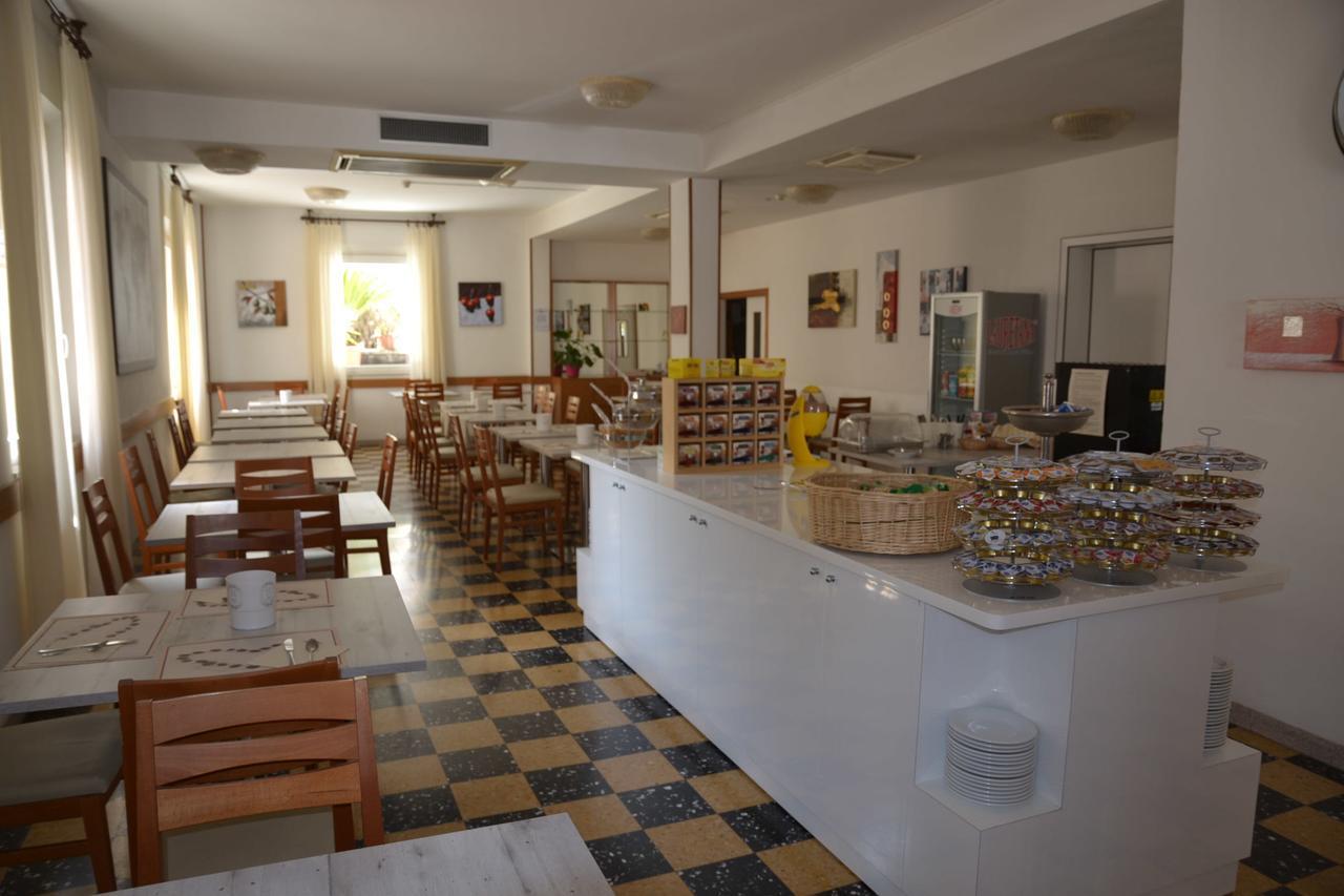 Albergo Larenzia Cattolica Luaran gambar