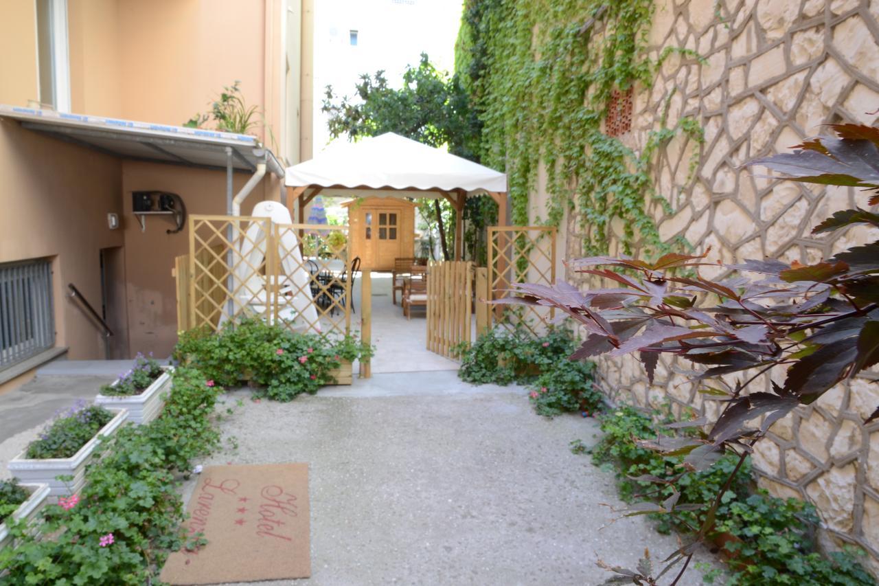 Albergo Larenzia Cattolica Luaran gambar